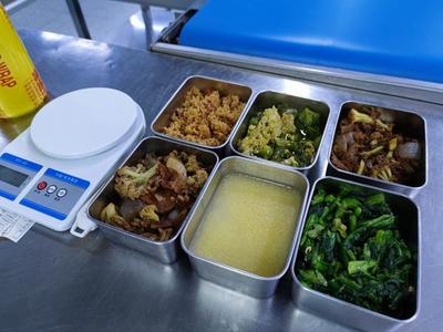 硬核配餐 一小時下線兩千斤米飯，鄭州企業(yè)以“媽媽的味道”打造餐飲管理新標桿